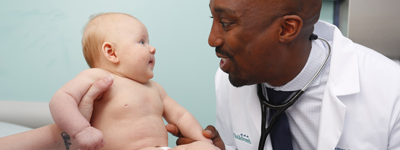 Bebé y médico